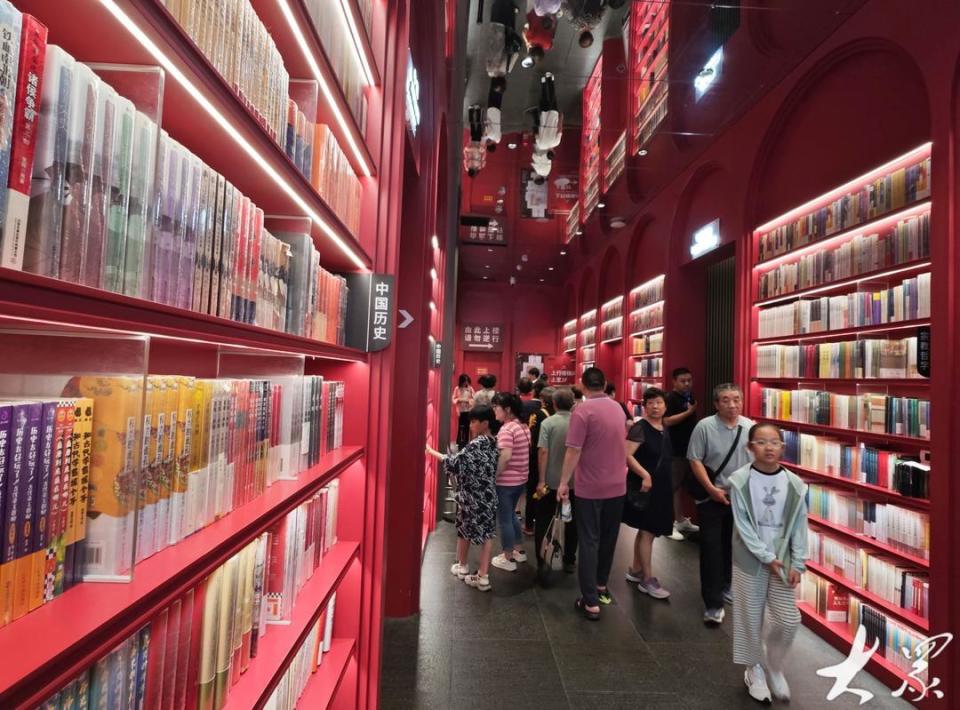 淄博海岱楼钟书阁有着"中国最美书店"之称,海岱楼采用汉代建筑风格,以