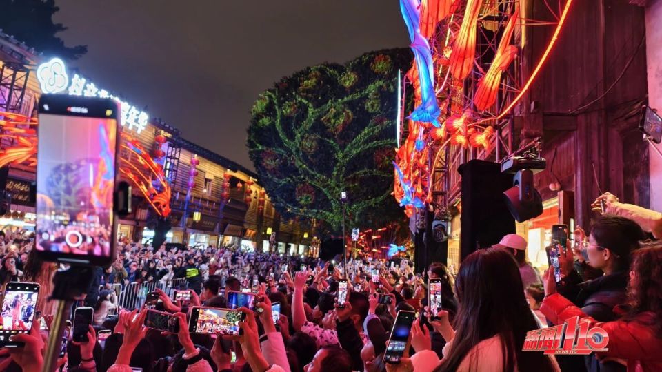 福州三坊七巷上演非遗嘉年华，巨型福鱼点亮元宵夜_腾讯新闻