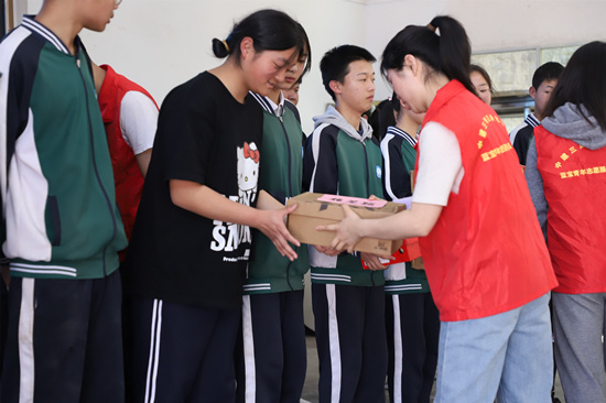 青年志愿服务队关爱留守儿童童心筑梦与爱同行
