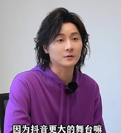 张大仙重回直播，被问到是否会带货，笑称，四个水友都带不动还带货~_腾讯新闻