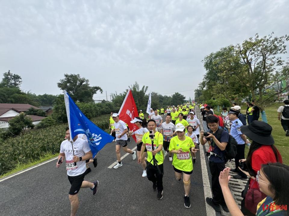 逾3000人参加!奥运冠军杨景辉领跑四川"南溪村跑"