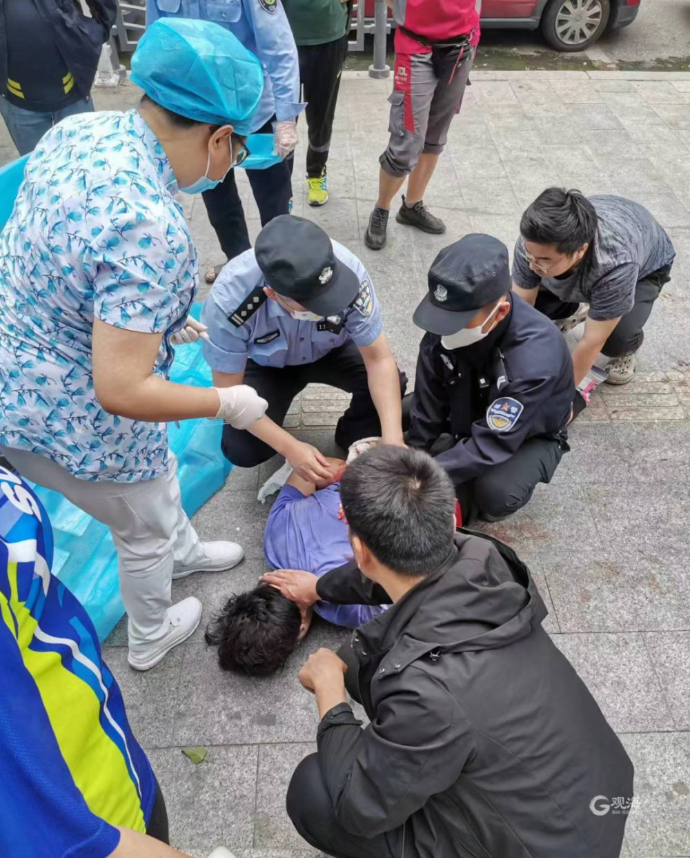 头撞电线杆碎玻璃割腕小伙儿要轻生一群人冲上去