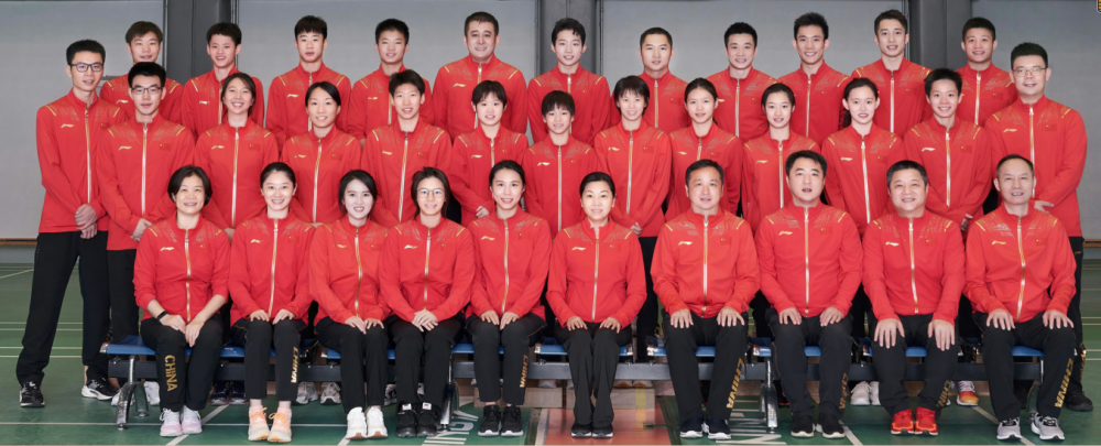 小可爱全红婵c位拍世锦赛全家福站领导周继红身后露大白牙假笑