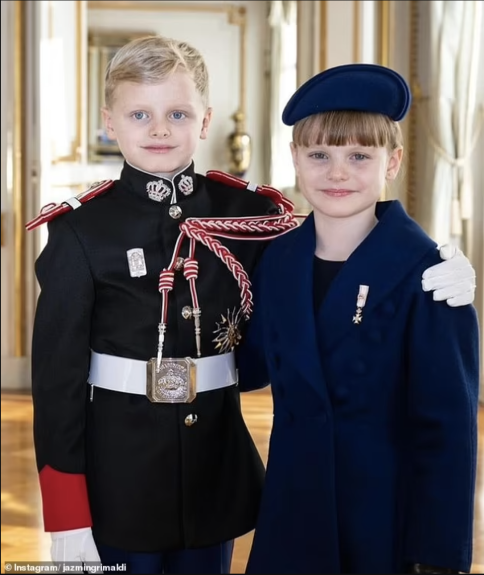 也常常出入摩纳哥王宫,与后来出生的两位弟弟妹妹雅克王子与