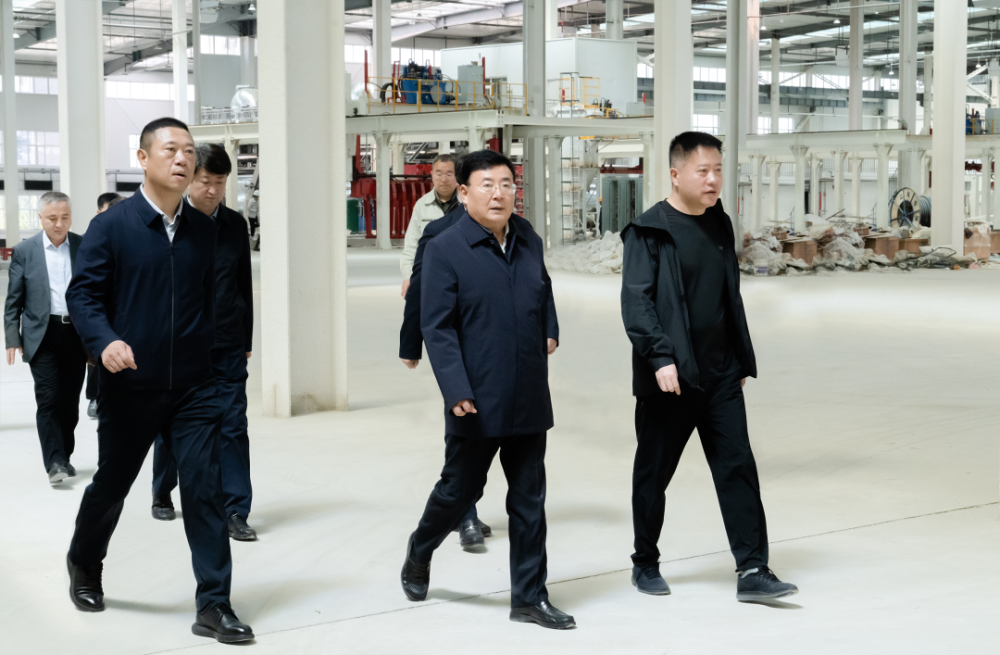 胡家福首先来到延吉空港区,先后走进延边可喜安生物科技有限公司生产