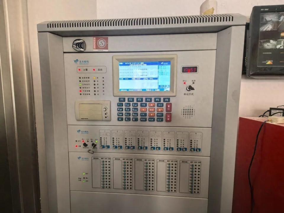 消防控制柜处于故障状态,消防设施不能正常联动使用,违反了《中华人民