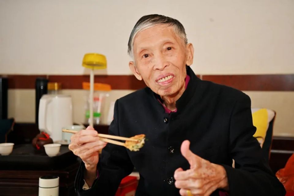 王月治介绍,麦堆可甜可咸,甜口的可以用捣碎的花生米或黑芝麻熬糖做成
