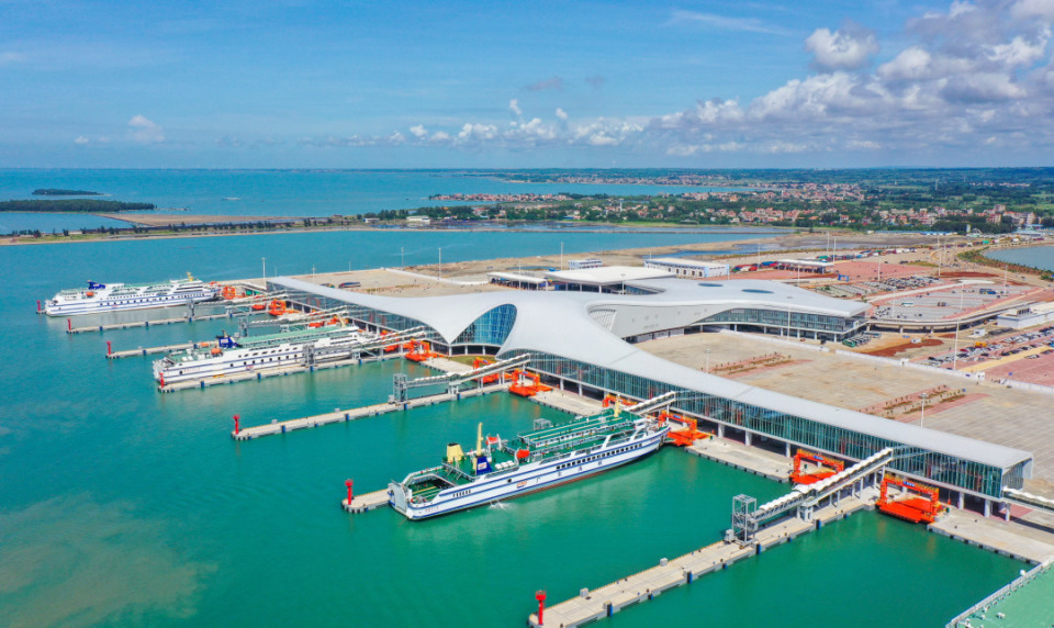 且趁东风展新卷丨千亿尾对虾从这里游向全国_腾讯新闻