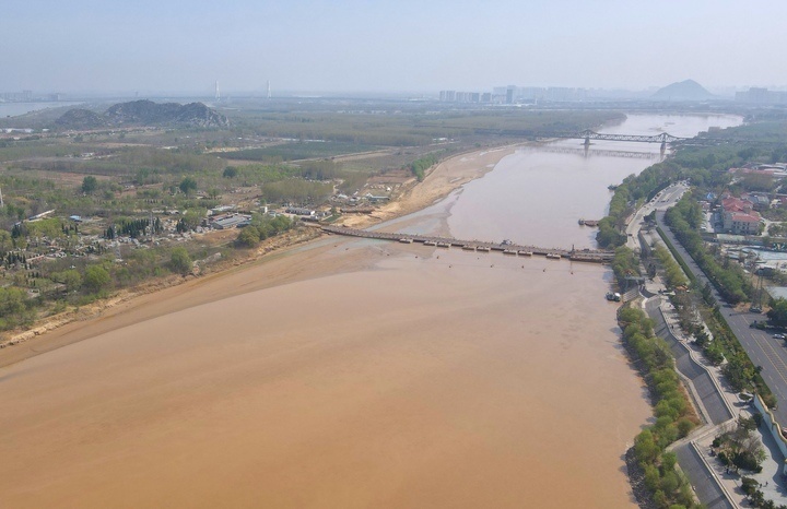 近年来,济南市统筹河道水域,岸线和滩区生态建设,黄河堤岸生态和景观