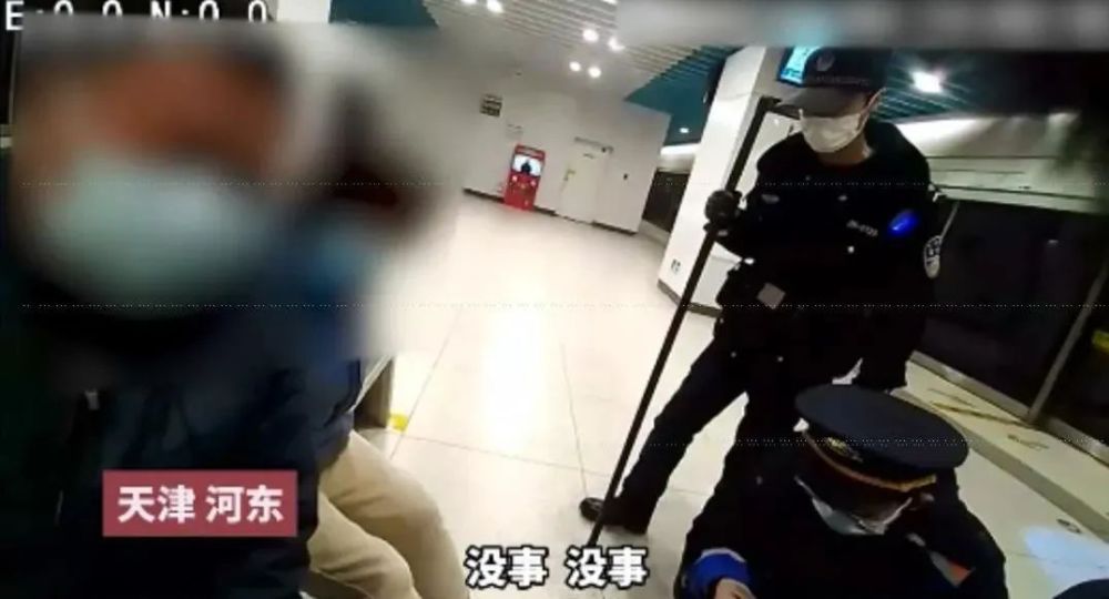揪心！老人乘扶梯摔倒，危急时刻他们按下了这个按钮