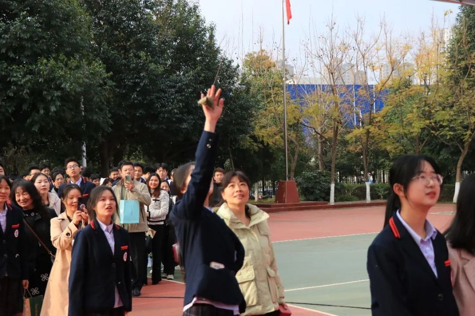 昆十四中普吉校区举行高三学生成人礼暨百日冲刺誓师大会