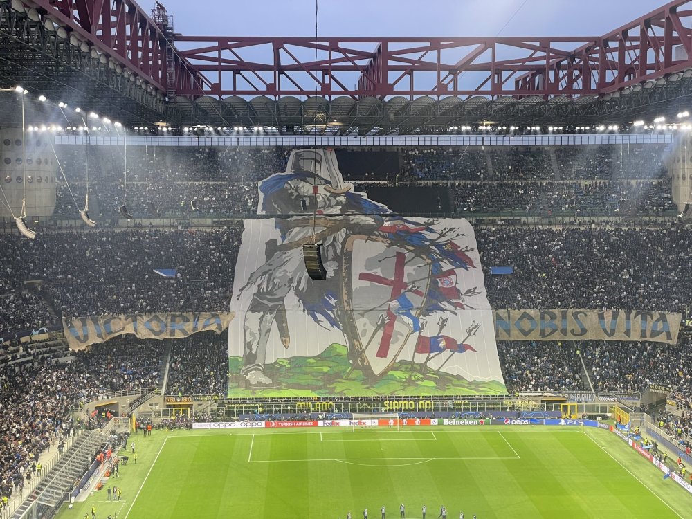 米兰德比tifo对决:国米亮出巨幅骑士像,米兰亮横幅"冲锋"_腾讯新闻