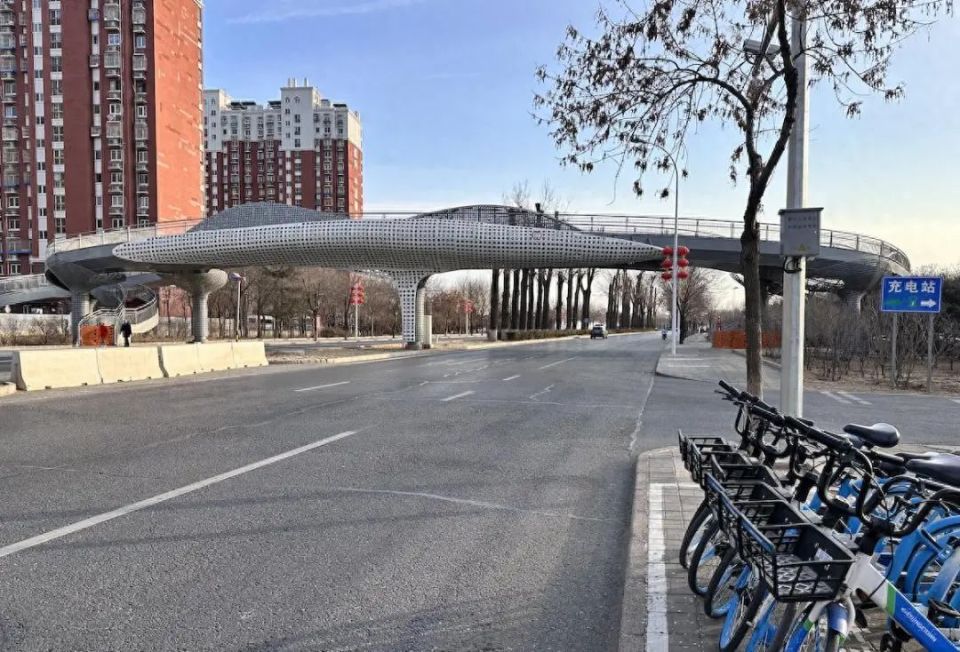 建成1年多，却成“摆设”！北京这座过街天桥何时开通？_腾讯新闻