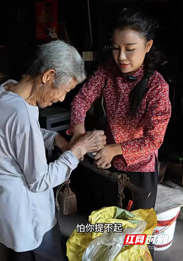 回馈家乡:让老人不再孤独自己日子过好了,向小菲不忘带动当地人一起过