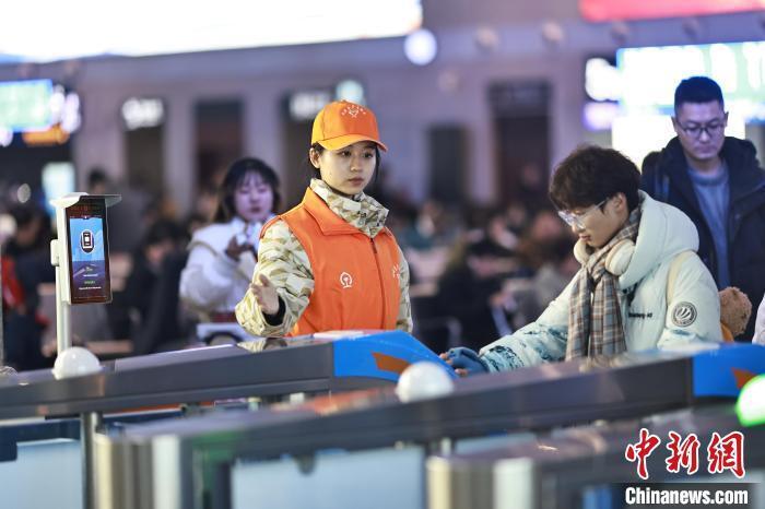 "90后"铁路青年志愿者周静怡:让青春在服务中闪光_腾讯新闻