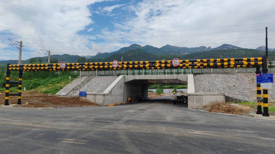 泰安市纵四路下穿京沪铁路立交桥工程竣工通车