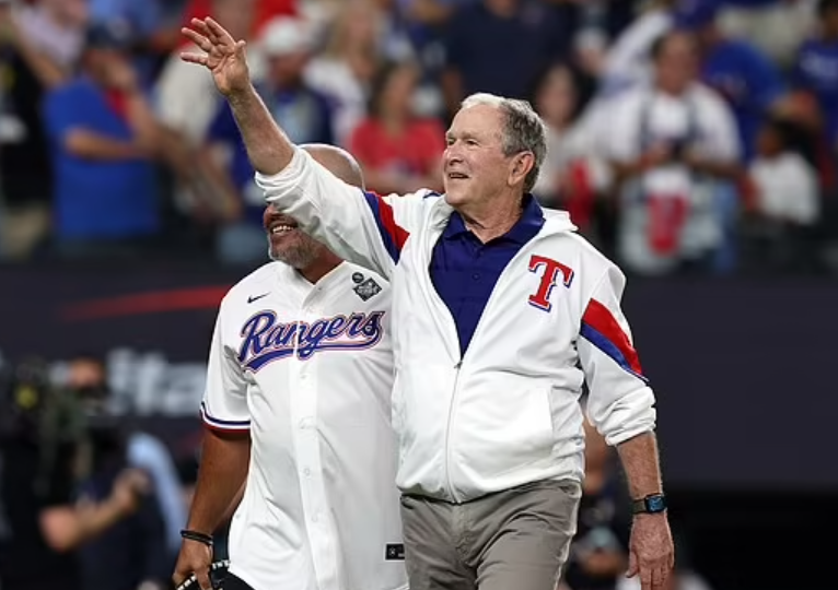 前美国总统小布什携妻参加棒球赛,还为揭幕战打出第一球,77岁仍硬朗