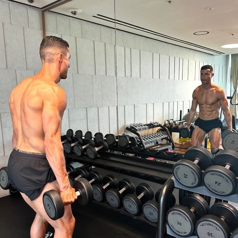 刀刻斧凿肌肉炸裂c罗晒健身房照片这身材你羡慕吗