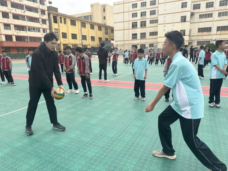 在青铜峡市第六中学,排球队队员们来到八年级各班进行交流,分享学习