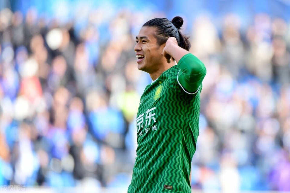 张玉宁刚进球不久,著名的记者马德兴就为其送上了彩虹屁.