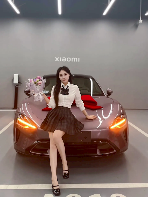 求雷军先提小米su7河南女孩终于提车 穿jk合影车美人更美