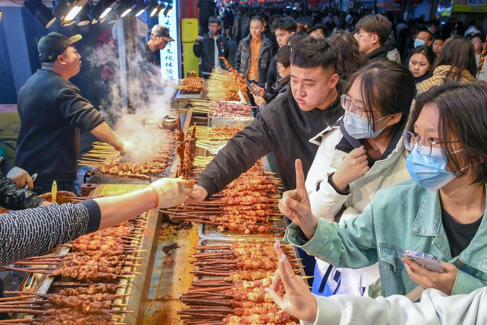 逛夜市品美食感受长春桂林路的夜经济