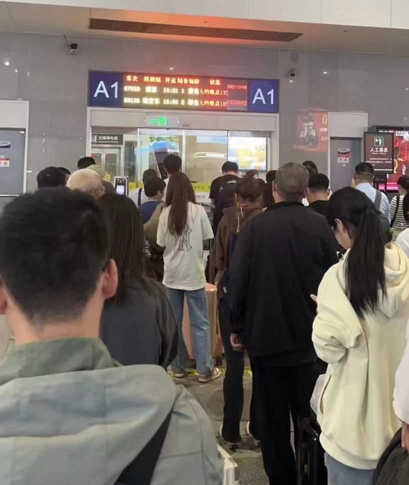 有网友称自己是要在余姚北站乘坐该列车,事发后停止了一段时间检票