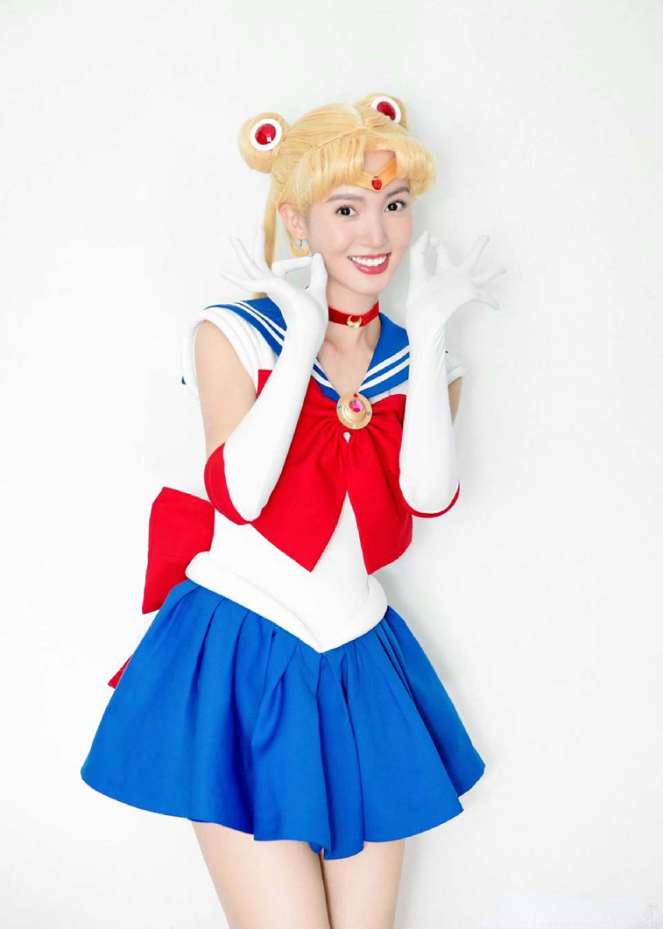 金晨cos王昭君,身穿超短裙,手拿魔法杖,和鞠婧祎气质截然不同