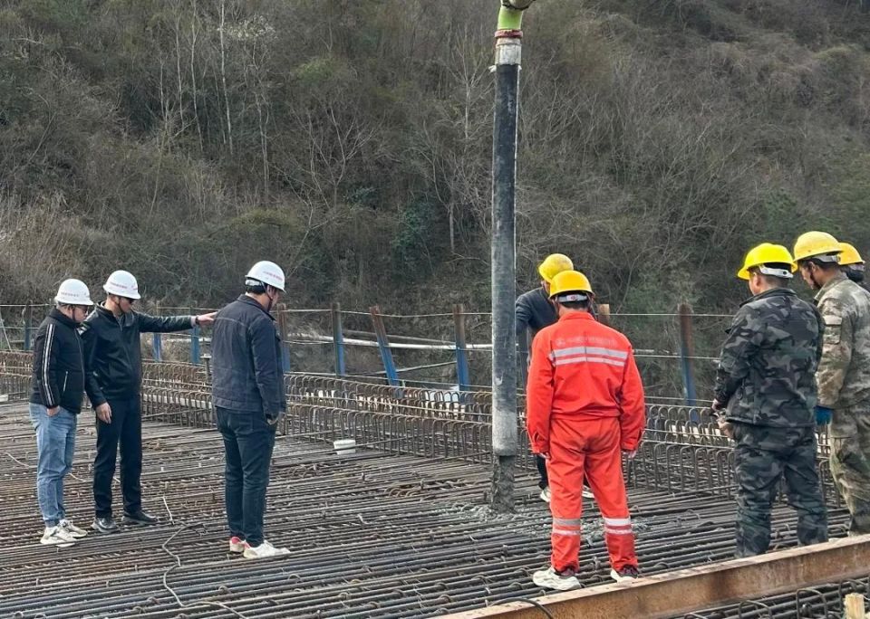 西十高铁一工区寺沟大桥胜利合拢