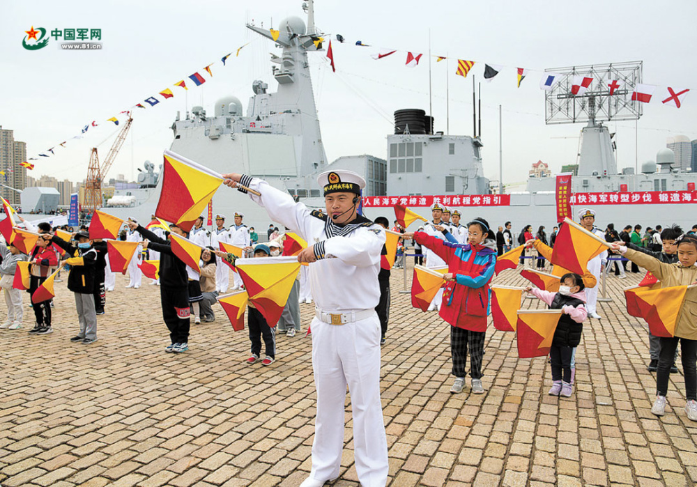 走近战舰 逐梦深蓝——人民海军成立纪念日系列宣传教育活动影像_腾讯新闻