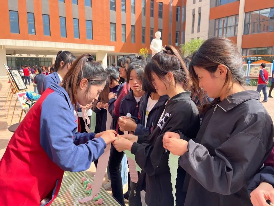 东乡县民族中学组织开展"游家乡,知家乡,爱东乡"红色研学活动