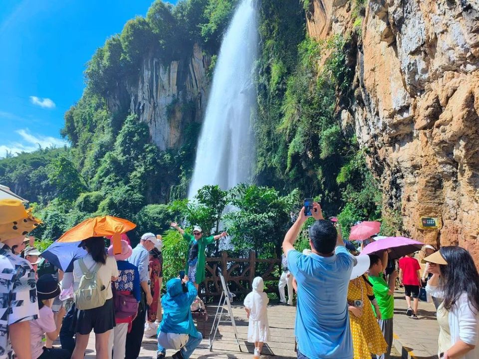 兴义马岭河峡谷:暑期旅游持续火热
