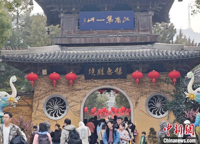民众涌进无锡惠山古镇感受美好春光