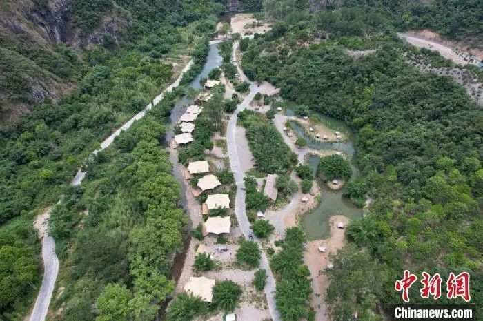 7月17日,福建福州,民众在永泰县莒溪风景区树荫下搭帐篷纳凉