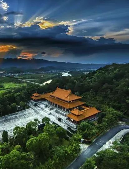 炎帝陵景区是国家5a级旅游景区,包含陵寝大殿拜谒区,神农大殿公祭区