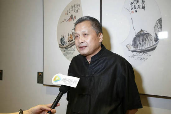 媒体采访:展览现场:画家:郑柏林先生发言画家:陈树青先生发言画家