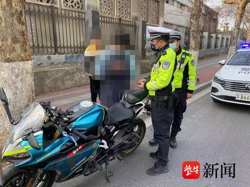 未成年人无证驾驶摩托车，遇到交警加速逃离 腾讯新闻