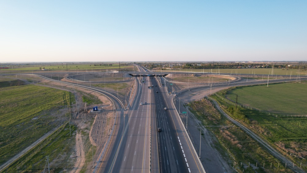 双西公路中哈段通畅运行