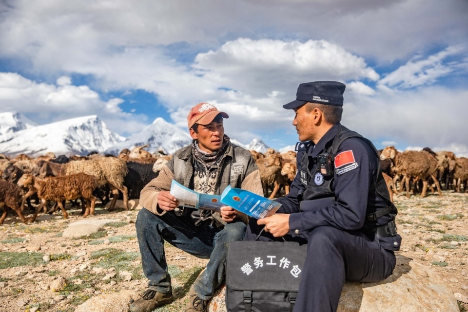 新疆喀什:移民管理警察"巡查宣防"织密边境平安网