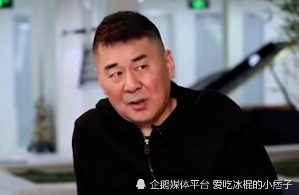 摊上事了陈建斌坐着和丁勇岱握手评论区炸锅了