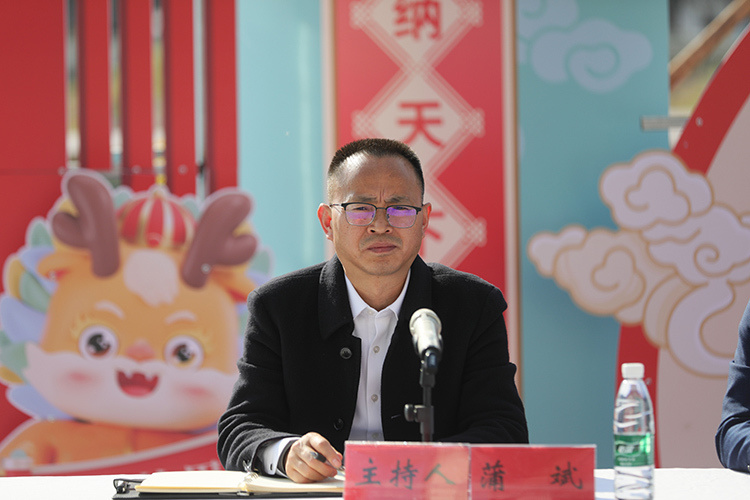 广元市委宣传部副部长,市网信中心主任蒲斌主持见面会.