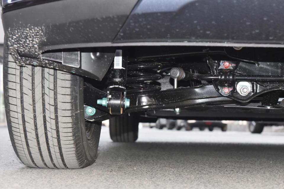 998万元起比亚迪海豚荣耀版上市全系升级四连杆独立悬架