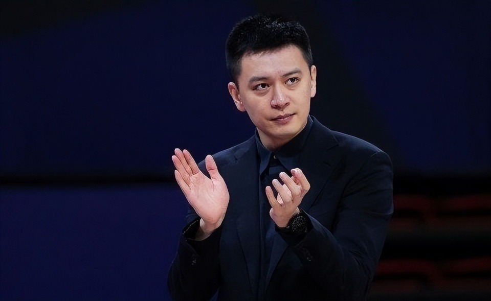 杨鸣官宣结束10年婚姻,21年被爆出小三穿情侣装妻子出面平息_腾讯新闻