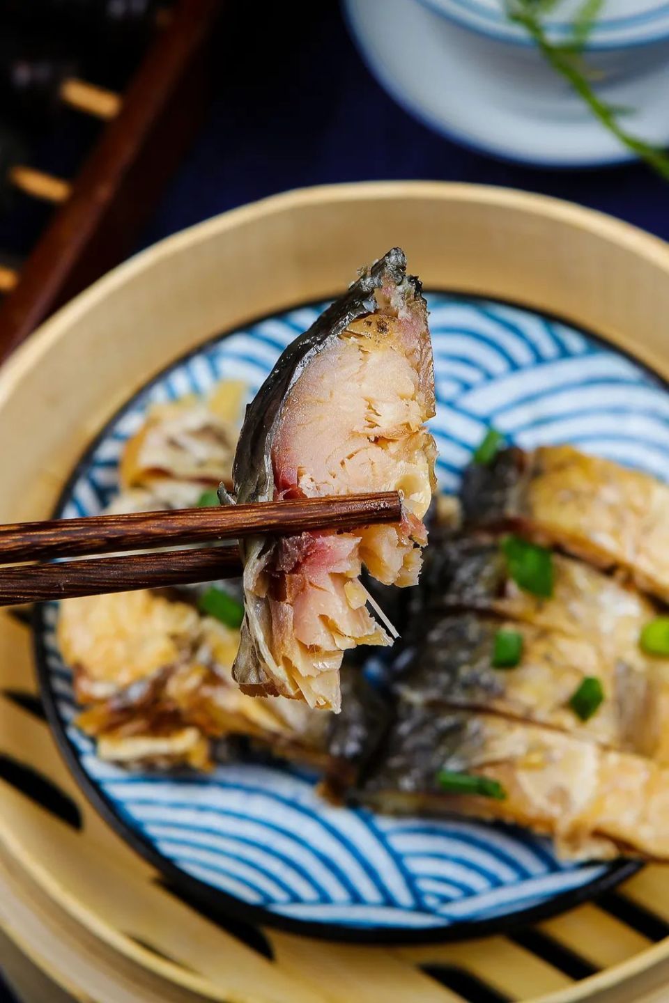 黄酒不足以驯服咸鱼,要用糟烧白酒才行图为江南烧醉鱼在乌篷船终日