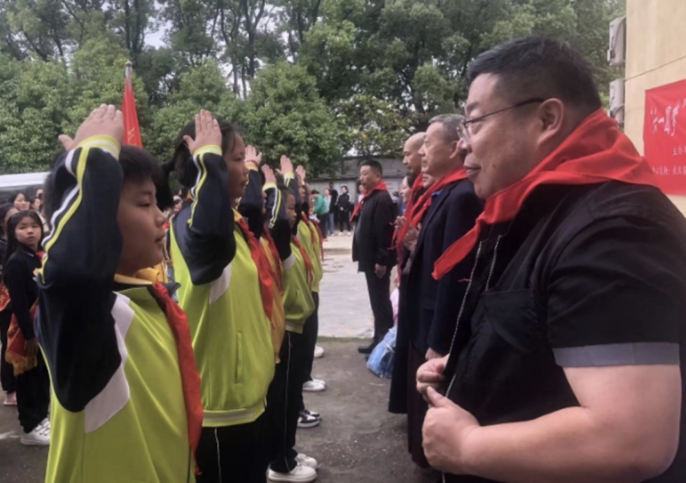 5月24日"六一圆梦"爱心助学活动走进新洲区仓埠街毕铺小学.