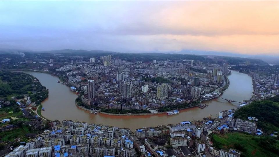 赤水市人民路:红色之城绿映红