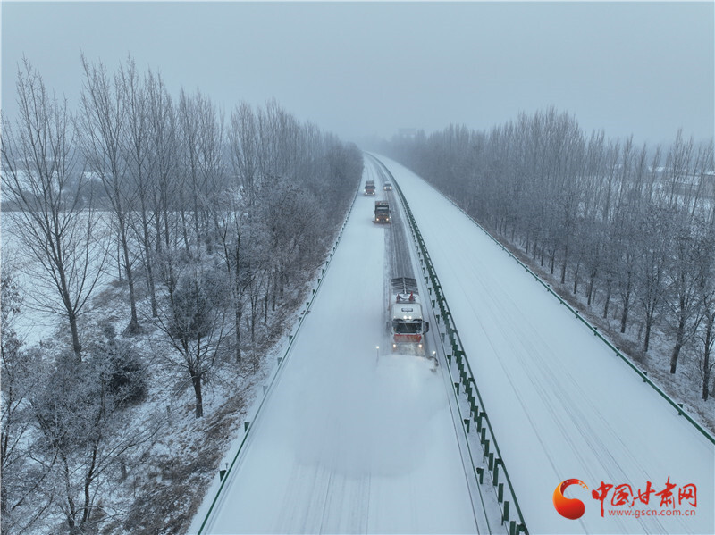 除雪保畅 甘肃省公路部门全力应对降雪天气_腾讯新闻