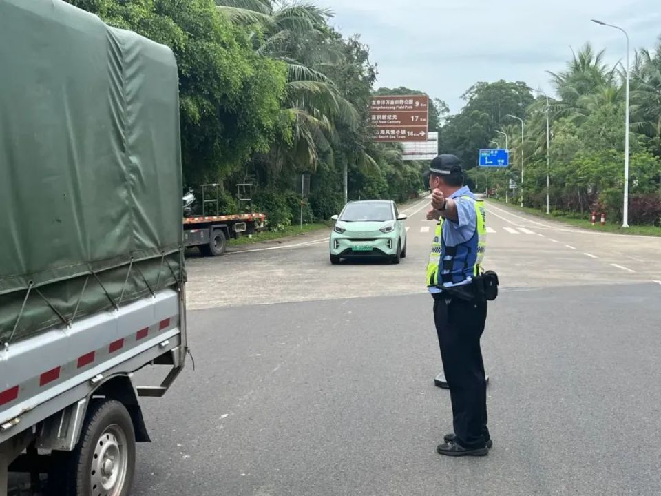 琼海公安交警开展客货运车辆专项整治行动
