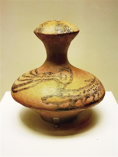 陕西宝鸡北首领遗址出土鱼鸟纹彩陶壶.