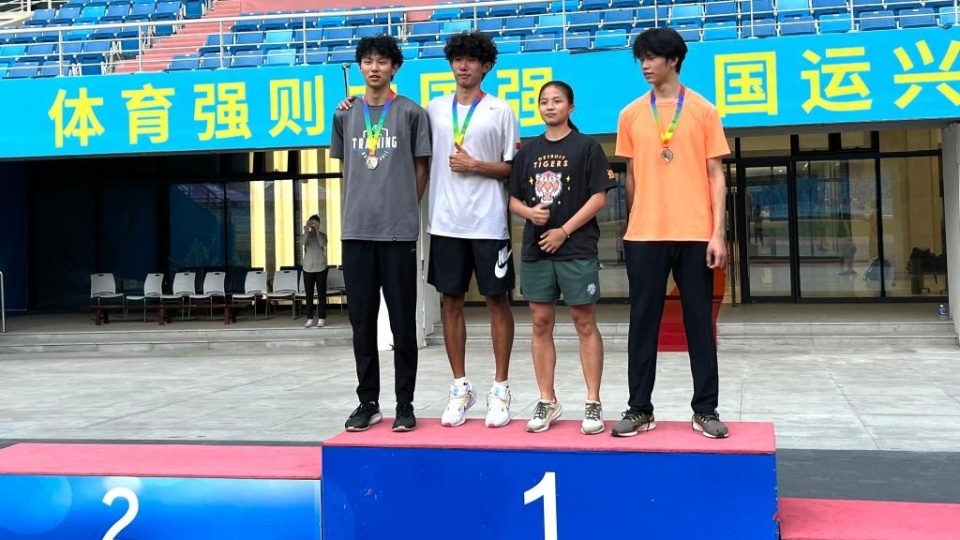 90米的成绩夺冠(左3曾思懿,右2梁乐莹)冯飞扬获男子丁组200米决赛第二